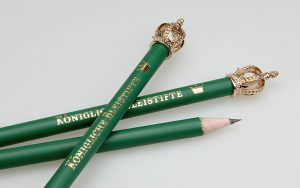Lápices naturales lacados en verde, con corona y estampado de aluminio