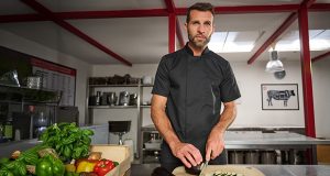 6 modelos clave para vestir a los equipos de cocina