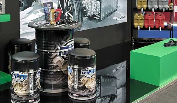 Barriles DrumGrip en uso en una feria comercial